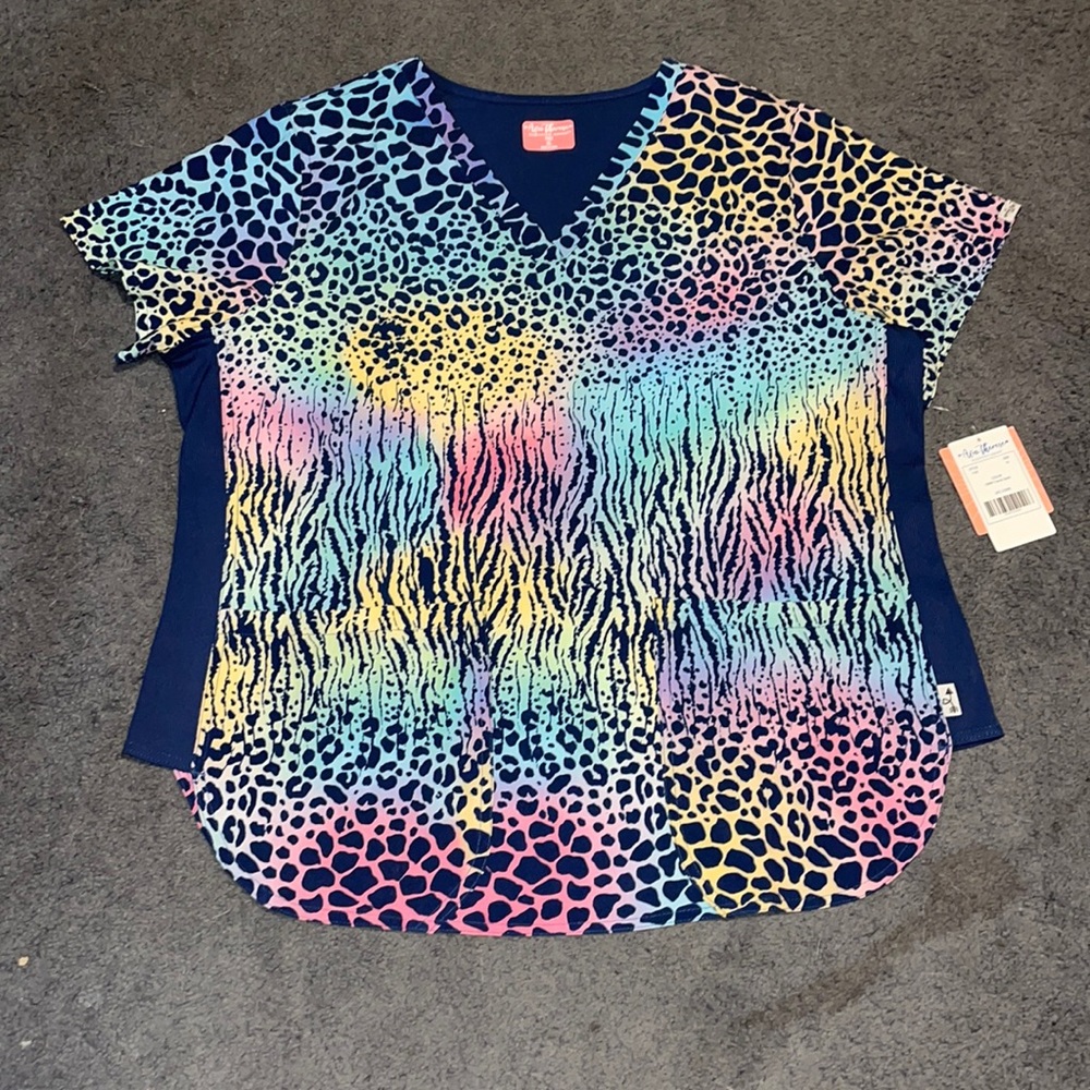 Zavate Ava Therese Trendy Spots Animal Print Women’s 2-pocket V-Neck Scrub Top